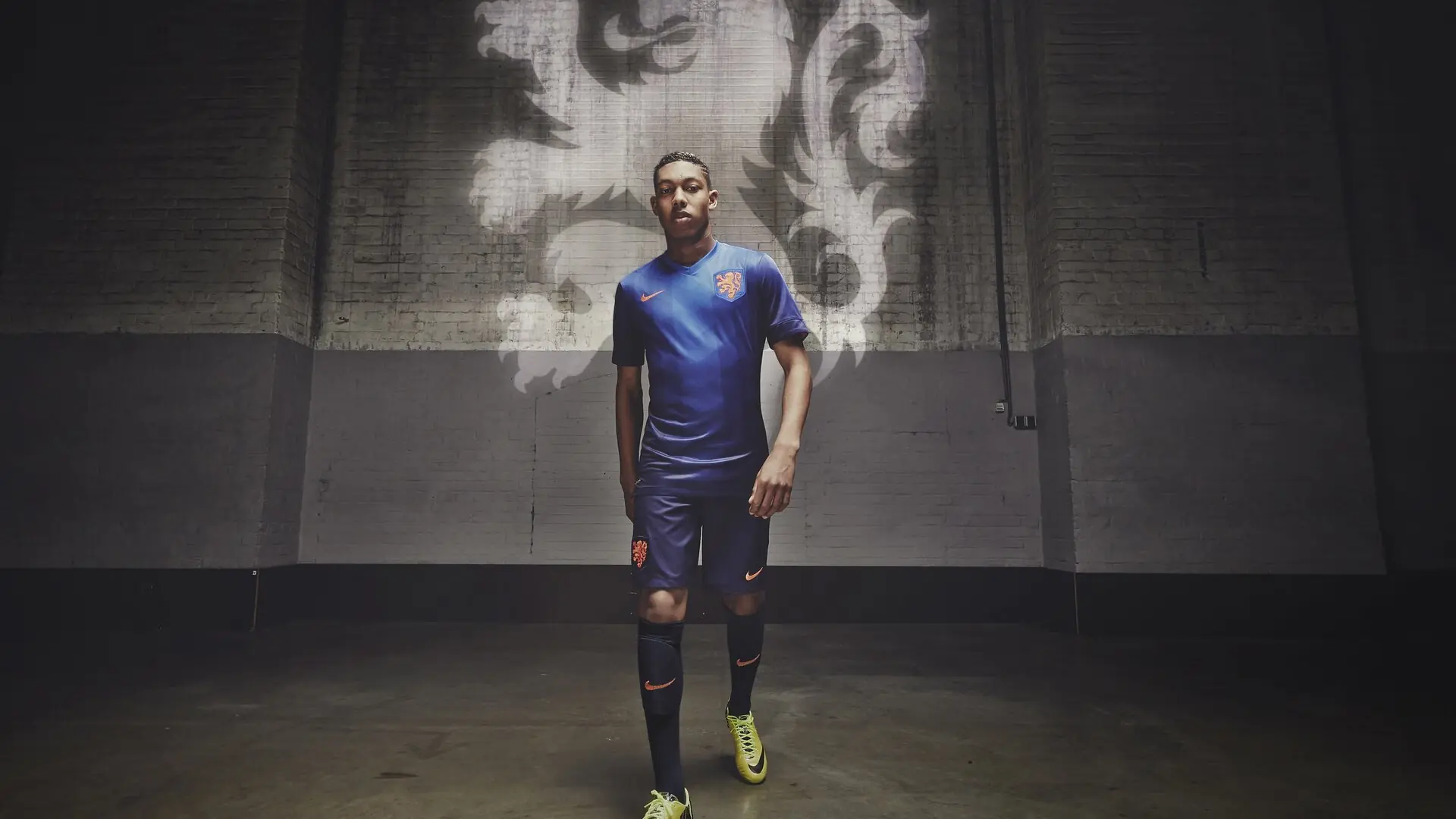 AG体育官网-青少年足球“技能+战术”训练体系全面升级，行业迈入新阶段，青少年足球基本功训练视频